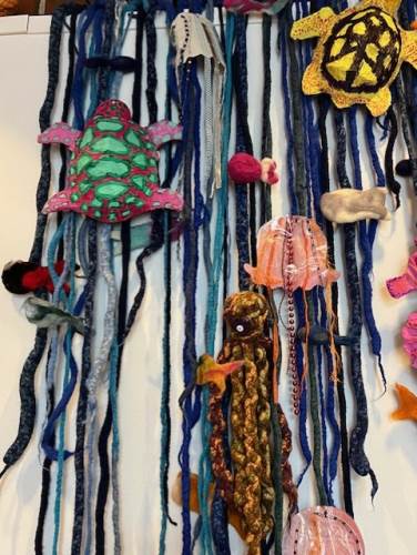 Småtrinnet har fingerheklet havet. Mellomtrinnet og ungdomstrinnet har laget alle skapningene i havet. 